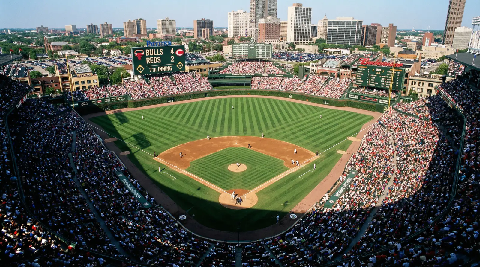 Luftaufnahme eines vollen MLB-Stadions bei einem regulären Saisonspiel